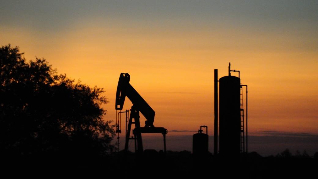 Цените на петрола падат до близо 100 долара