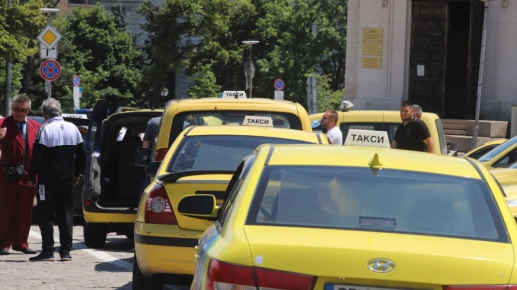 Таксиметровият бранш настоява за таван на цените на горивата