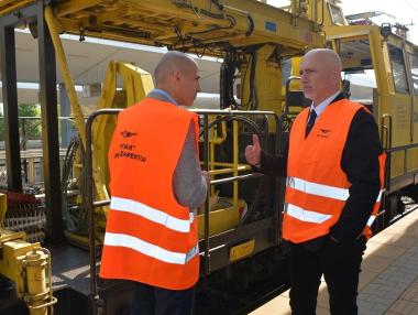 Събев заплаши да прекрати договорите на фирми, бавещи жп проекти