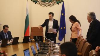 Вечерни новини: Доверието към правителството се срива; Бизнесът се договори с властта