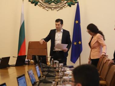 Вечерни новини: Доверието към правителството се срива; Бизнесът се договори с властта