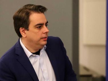 Василев изтегля България от две банки от съветската епоха