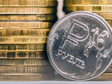 Руската рубла скочи до 4-годишен рекорд спрямо долара