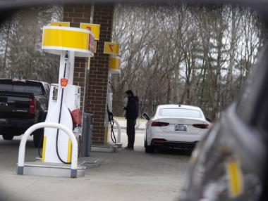 Петролът поскъпва в очакване на силно търсене на гориво в САЩ