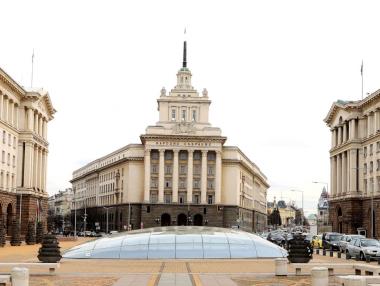 Вечерни новини: Радев и Петков в ново противоречие; Петролът хвърчи, пазарът крещи