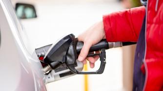 Колко гориво може да купи един среден месечен доход в ЕС? (графика)