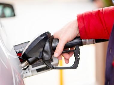 Колко гориво може да купи един среден месечен доход в ЕС? (графика)