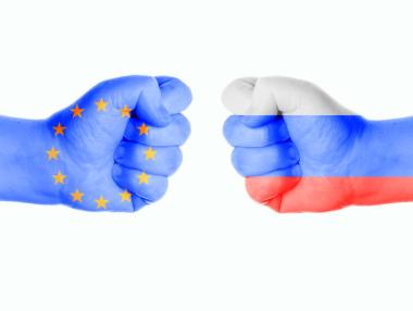 ЕС vs. Русия: Кой ще пострада повече от петролното ембарго?