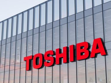 Toshiba получи 10 инвестиционни предложения
