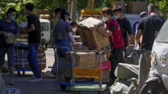 Части от Пекин и Шанхай отново влизат в локдаун