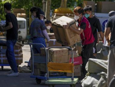 Части от Пекин и Шанхай отново влизат в локдаун