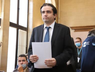 Божанов опитва да пребори бюрокрацията