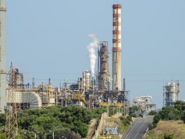 Рим обмисля национализация на италианската рафинерия на „Лукойл“