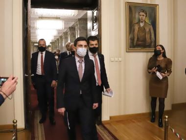 Репетиция за вота на недоверие: Опозицията свали председателя на парламента