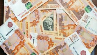 Рублата скочи до 7-годишен връх и това тревожи Банката на Русия