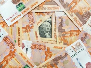 Рублата скочи до 7-годишен връх и това тревожи Банката на Русия