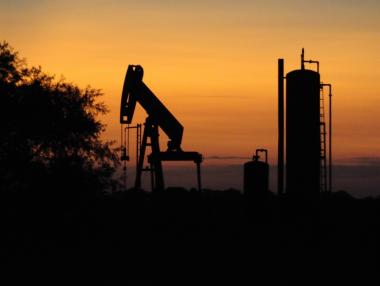 Петролът поскъпва, движен от притеснения за доставките