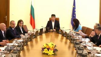 Вечерни новини: Вотът на недоверие е насрочен; ГЕРБ цака с 15% по-високи пенсии