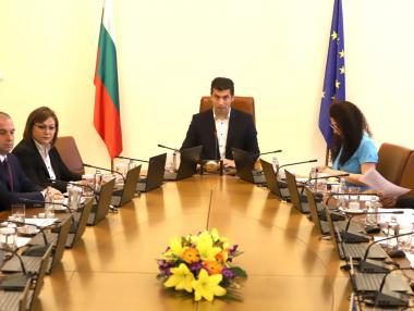 Вечерни новини: Вотът на недоверие е насрочен; ГЕРБ цака с 15% по-високи пенсии