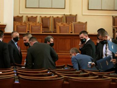 Опозицията изненадващо се обедини и вдигна заплатите в Здравната каса