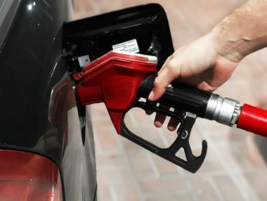 Петролът се върна на нивата отпреди месец, но горивата в България поскъпват