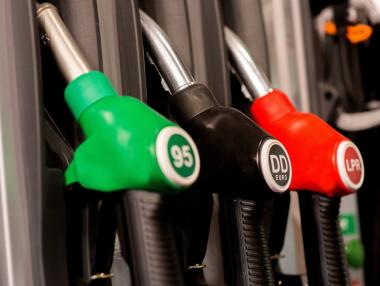 Вечерни новини: Петролът поевтинява, горивата поскъпват; Проблеми на имотния пазар