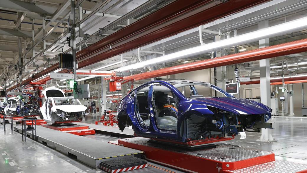Tesla спира временно производството в някои заводи