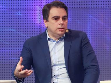 Василев вече търси как да компенсира орязания от Брюксел милиард