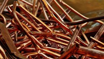 Медта потъна под 7500 долара