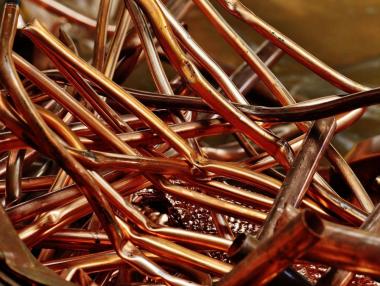 Медта потъна под 7500 долара