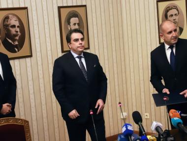 Радев настоява правителството бързо да внесе законите за Плана