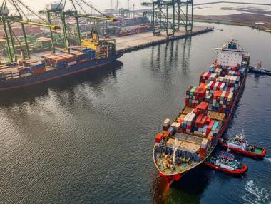 Корабоплаването: Туптящото сърце на световната търговия забавя своя пулс