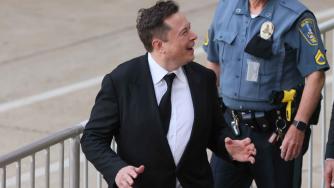 Мъск се подигра на Twitter… в Twitter