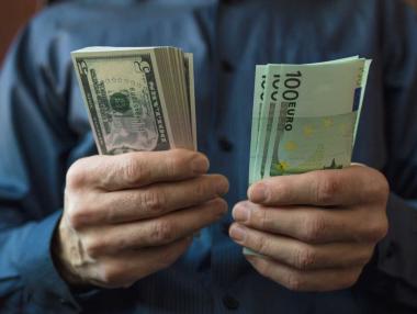 Очуканото евро се приближи опасно близо до паритет с долара