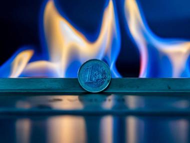 Еврото се изравни с долара: Защо се стигна дотук и какво значи това