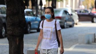 Маските отново стават задължителни в аптеки и болници в София