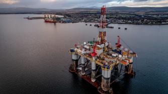 Петролът поевтиня с над 1% преди данните за запасите на САЩ