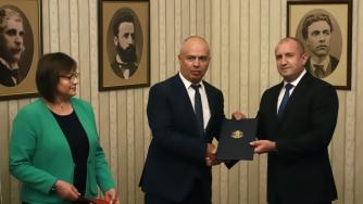 Радев към БСП: Спазвайте Конституцията и не дръжте дълго мандата