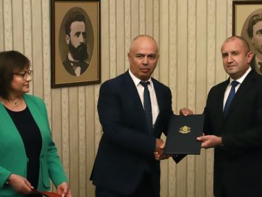 Радев към БСП: Спазвайте Конституцията и не дръжте дълго мандата