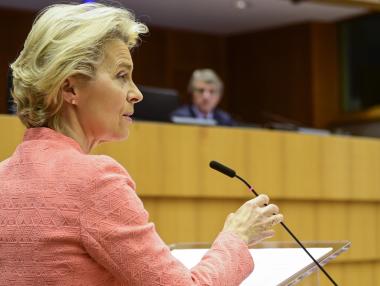 Вечерни новини: ЕС се съгласи да ограничи газа; По-високи цени за строителите