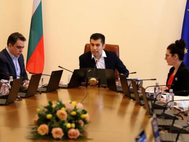 Вечерни новини: България иска да спре износа на „Лукойл“; 418 млн. лв. за общински пътища и ВиК