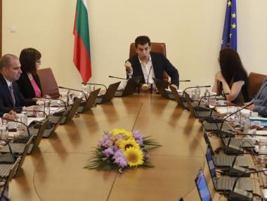 В последния си ден кабинетът „Петков“ раздаде над половин милиард лева