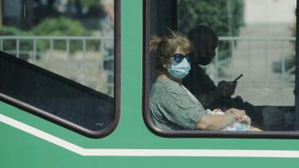 Маските отново стават задължителни в София