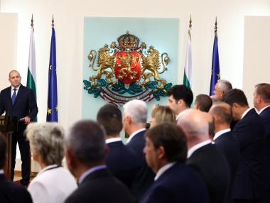 Президентът поиска от служебния кабинет да реши завещаните от Петков кризи