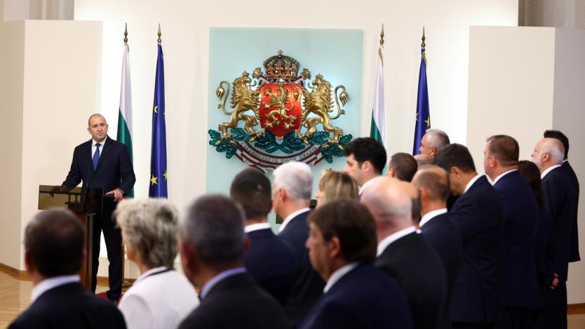 Президентът поиска от служебния кабинет да реши завещаните от Петков кризи