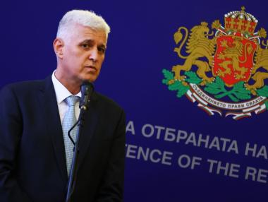 Служебният военен министър ще работи за още 8 изтребителя F-16