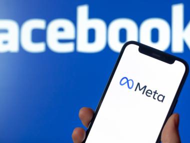 Собственикът на Facebook за първи път ще тегли заем