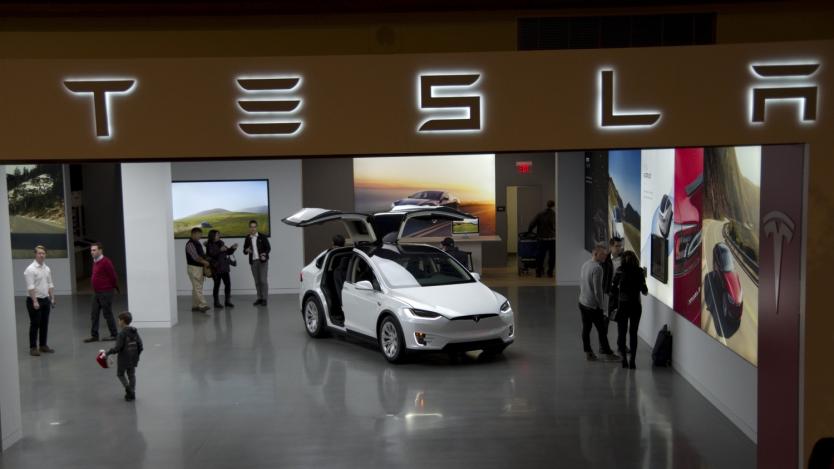 Акционерите в Tesla определиха кога ще се разделят акциите