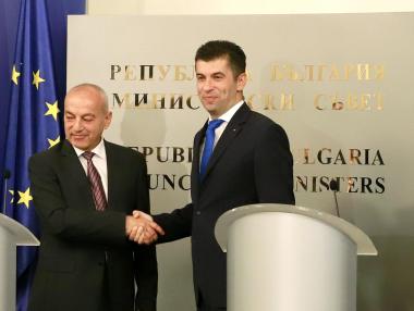 Новините от седмицата: Трусове и рокади по високите етажи; Скандалът с гръцката връзка