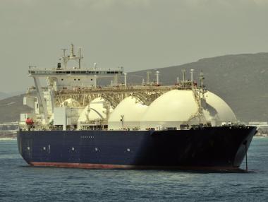 Големите енергийни търговци търпят загуби заради недостига на LNG